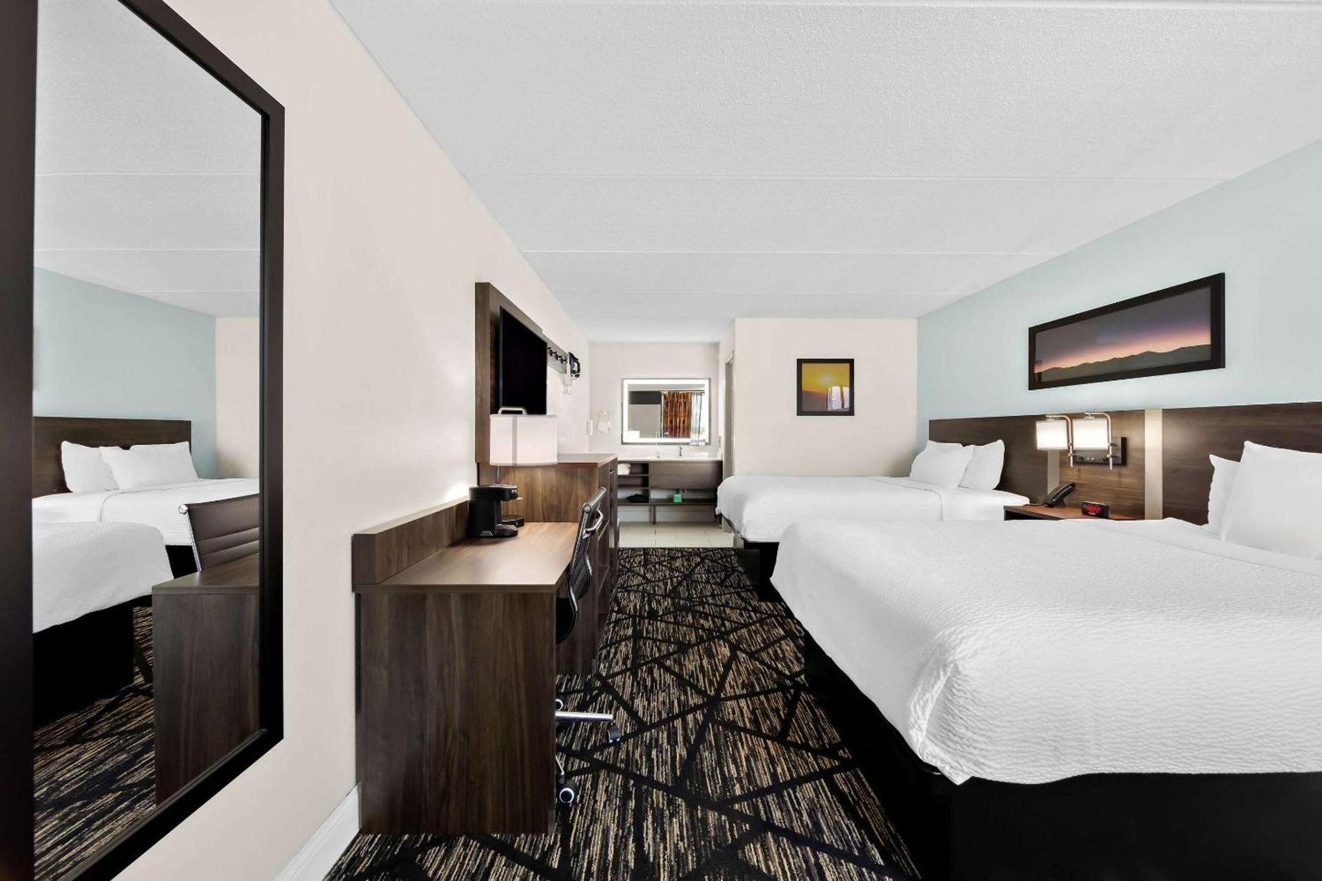 Clarion Inn & Suites near the Leconte Center Pigeon Forge photo 24
