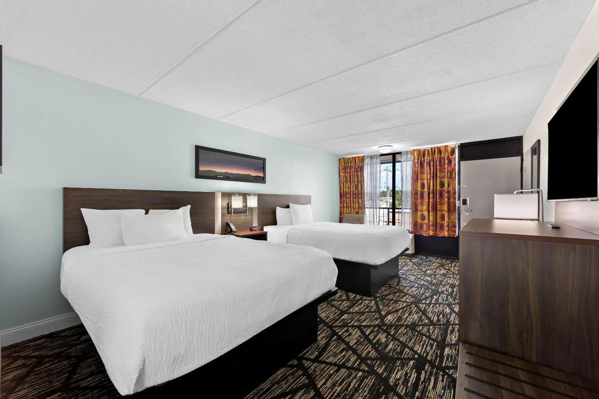 Clarion Inn & Suites near the Leconte Center Pigeon Forge photo 23