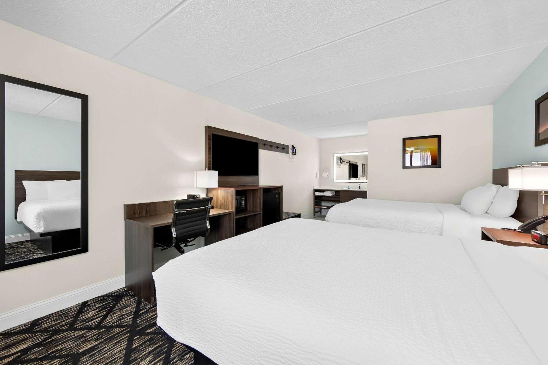 Clarion Inn & Suites near the Leconte Center Pigeon Forge photo 27