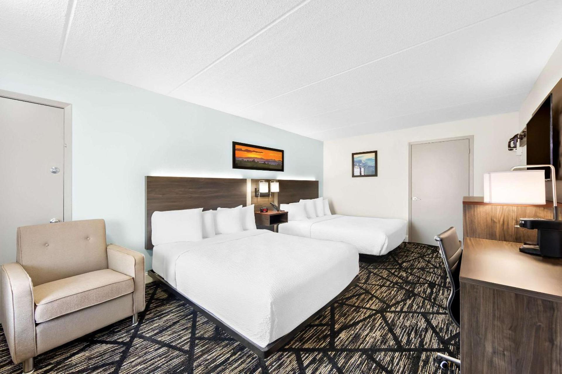 Clarion Inn & Suites near the Leconte Center Pigeon Forge photo 32