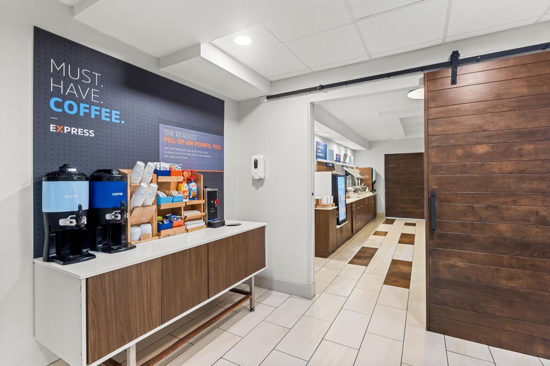 Holiday Inn Express Hotel & Suites Savannah Midtown by IHG photo 5