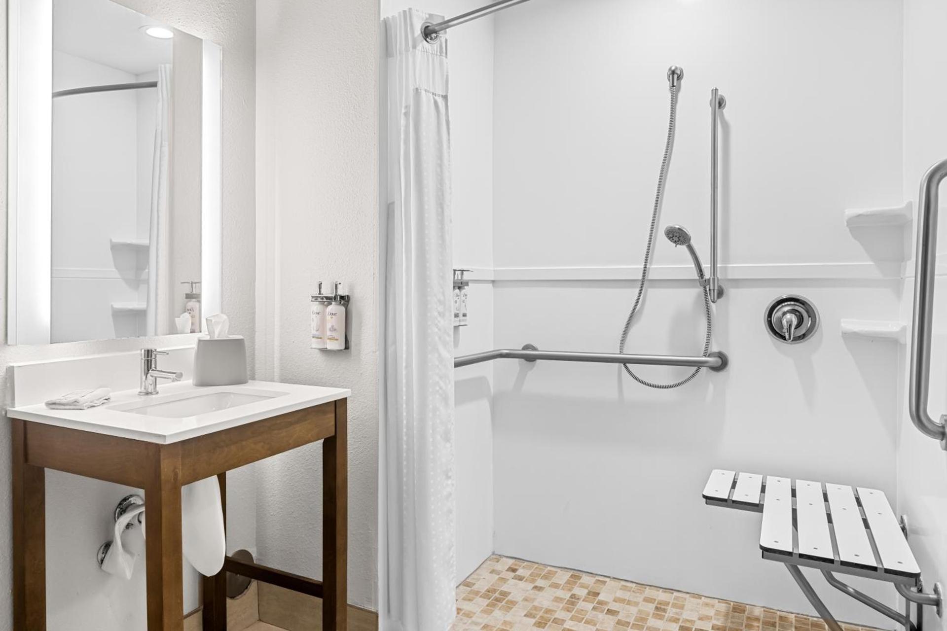 Holiday Inn Express Hotel & Suites Savannah Midtown by IHG photo 8