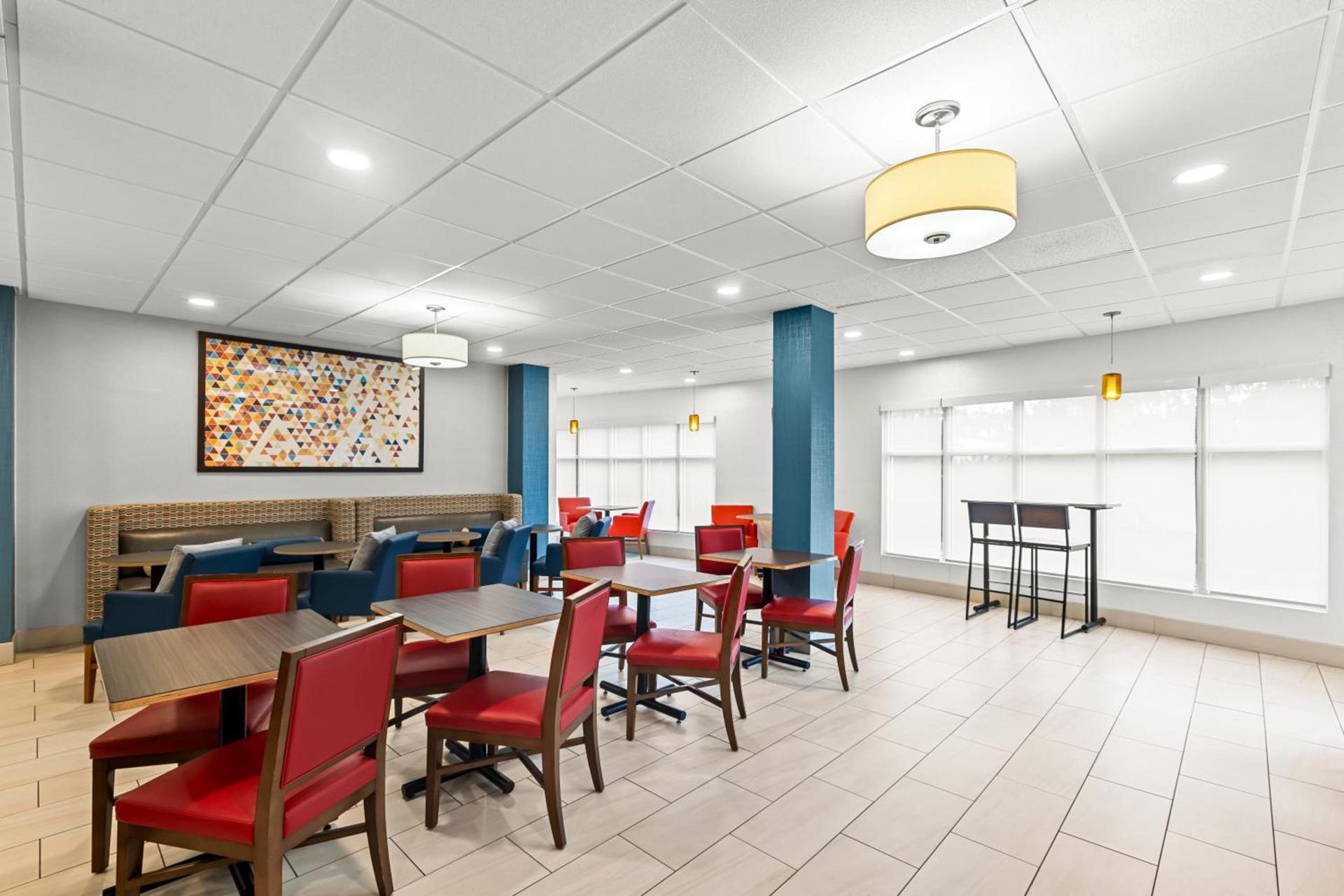 Holiday Inn Express Hotel & Suites Savannah Midtown by IHG photo 13