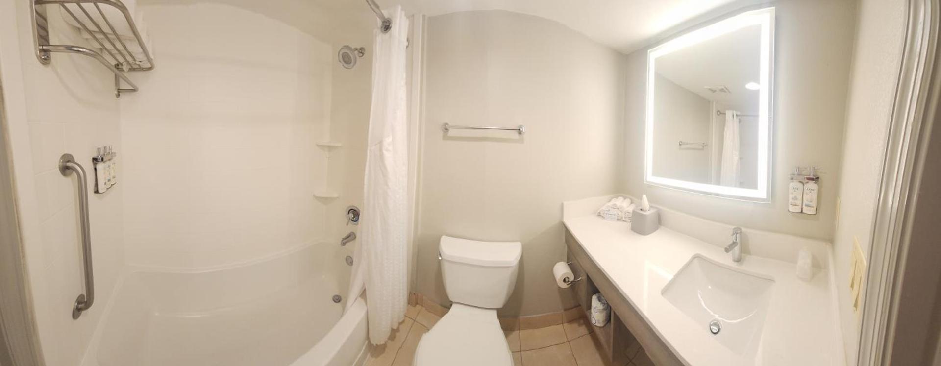 Holiday Inn Express & Suites Oceanfront Daytona Beach Shores by IHG photo 39
