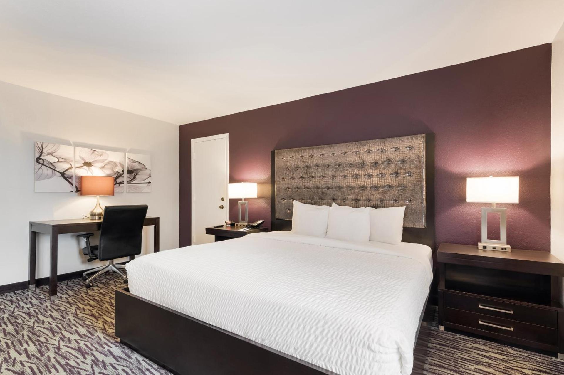 Clarion Inn & Suites Across From Universal Orlando Resort photo 56