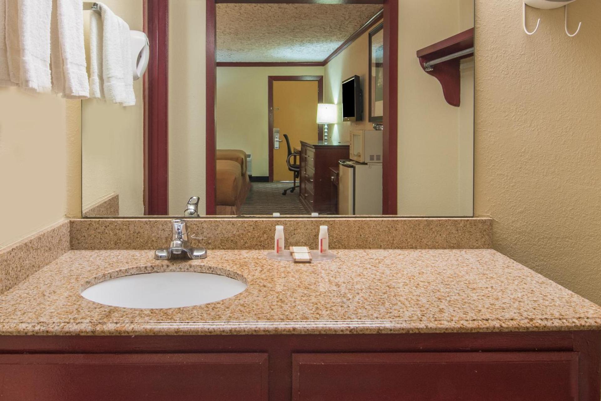 Howard Johnson by Wyndham San Marcos photo 46