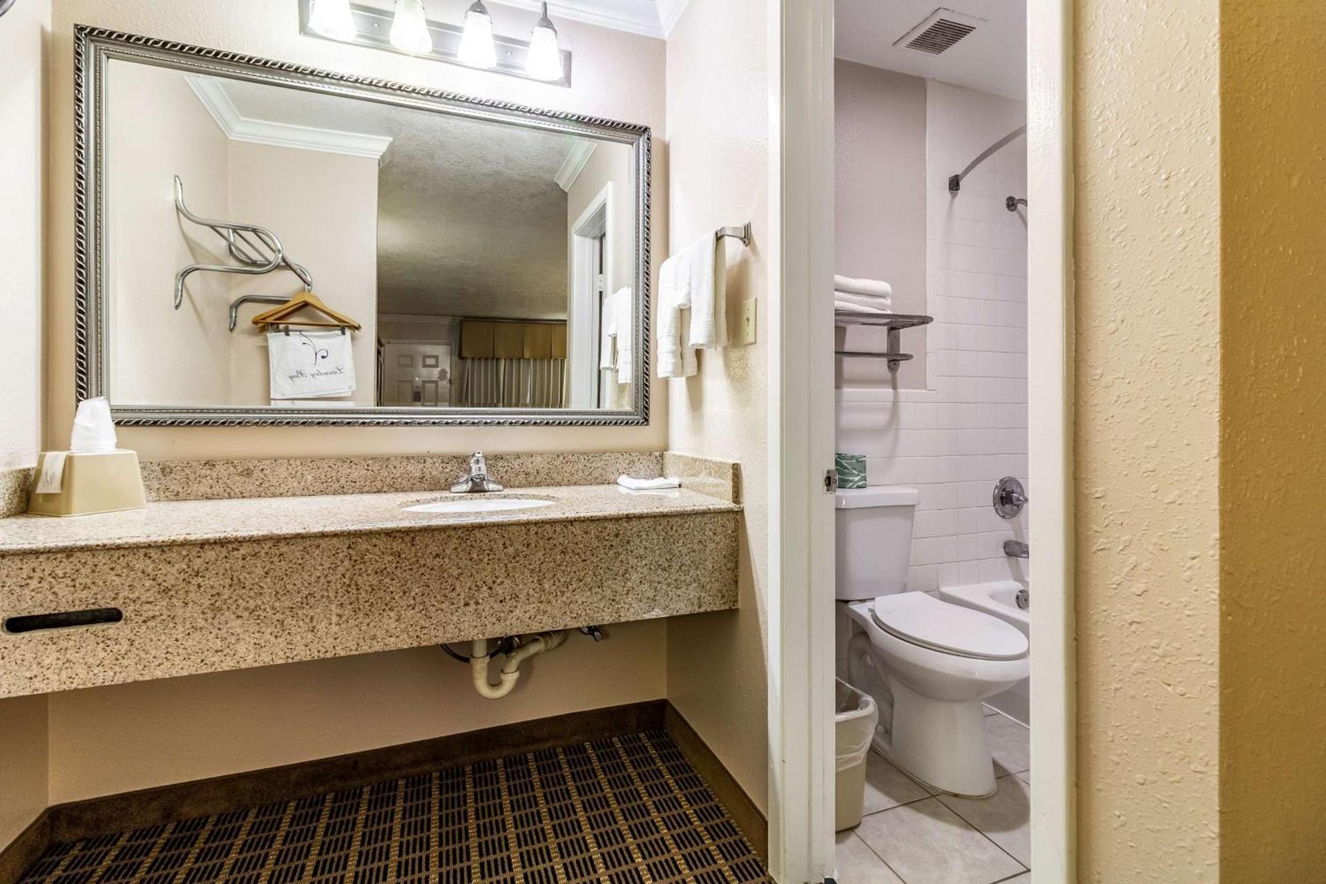 Motel 6-Alvin, TX photo 7
