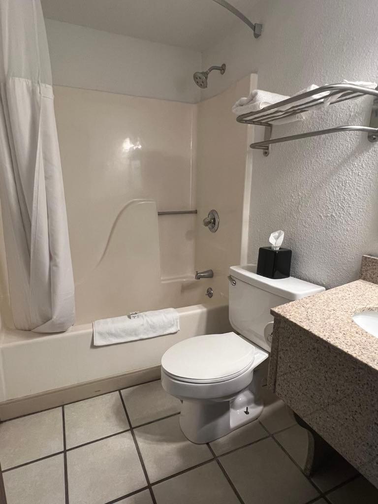 Ramada by Wyndham Effingham photo 3