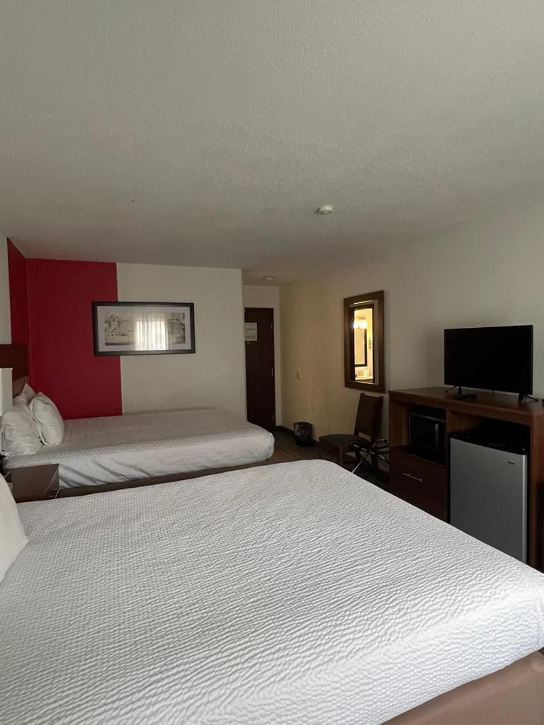 Ramada by Wyndham Effingham photo 2
