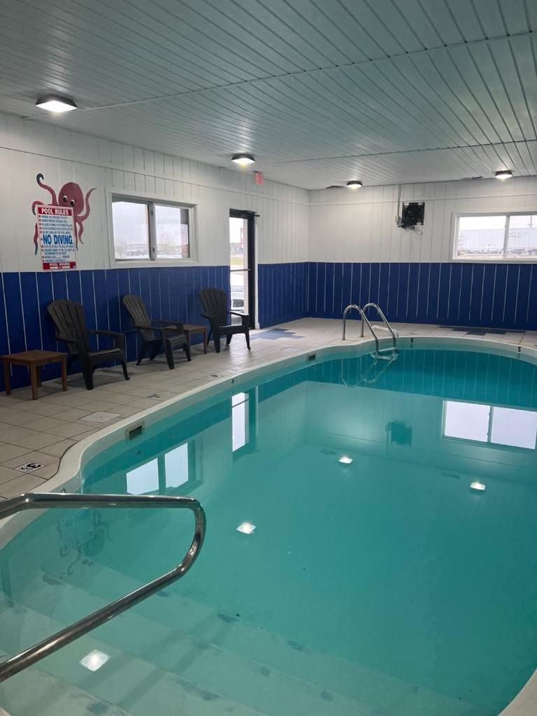 Ramada by Wyndham Effingham photo 5