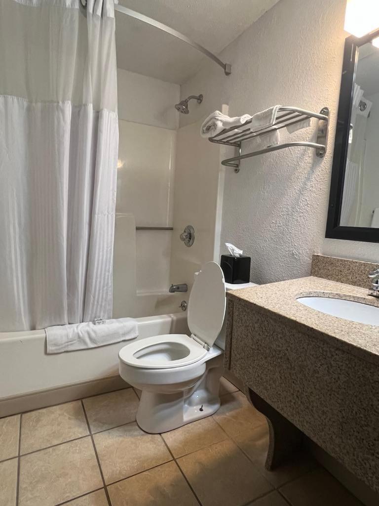 Ramada by Wyndham Effingham photo 7