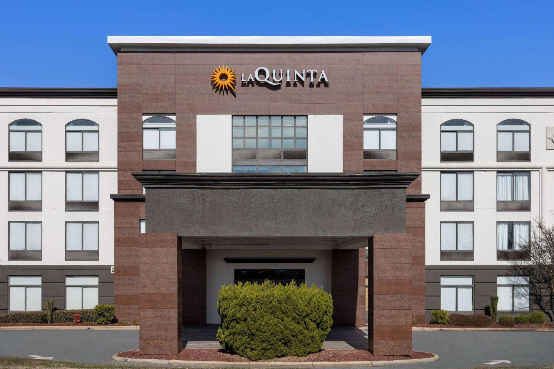 La Quinta Inn & Suites by Wyndham Mooresville photo 2