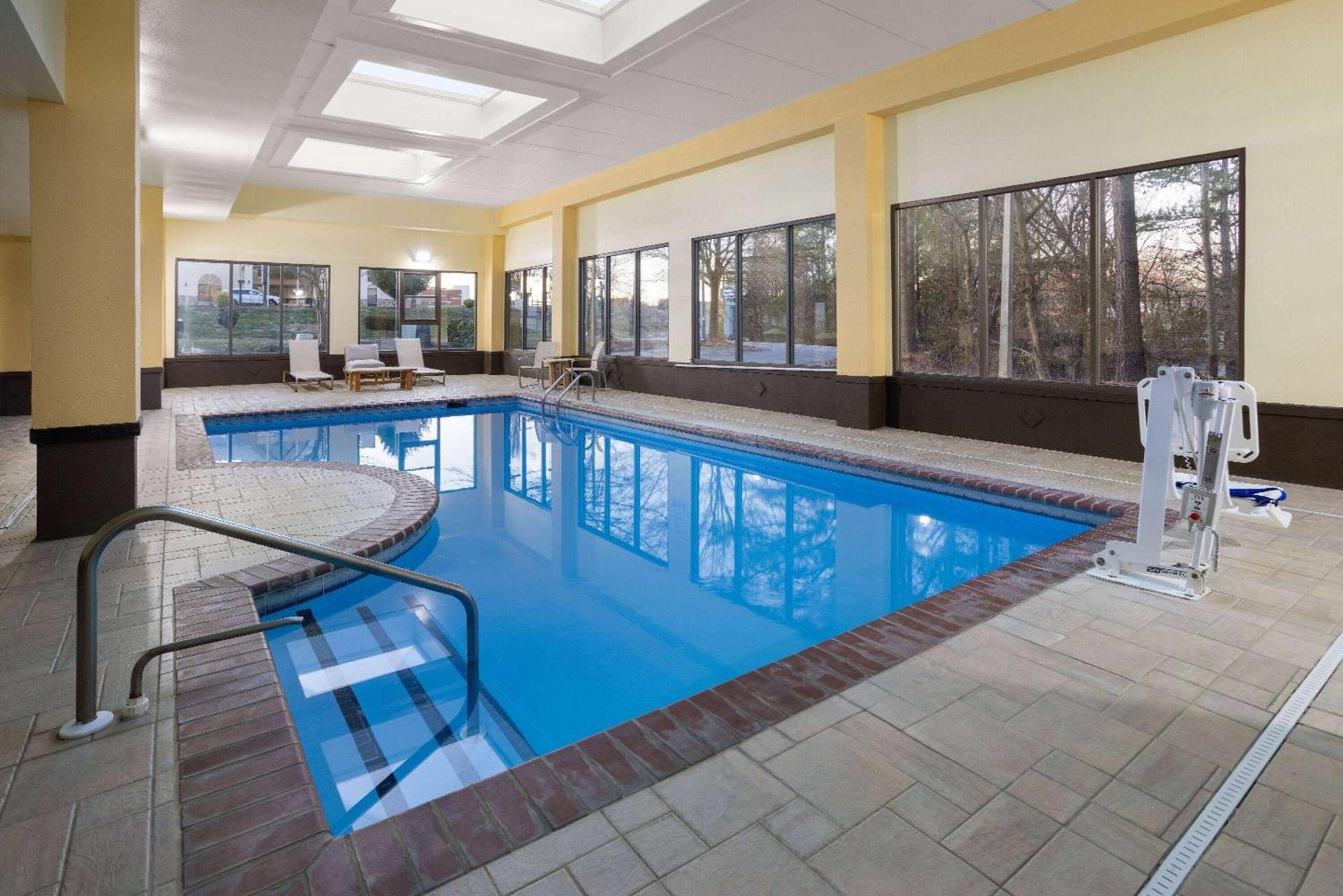 La Quinta Inn & Suites by Wyndham Mooresville photo 9