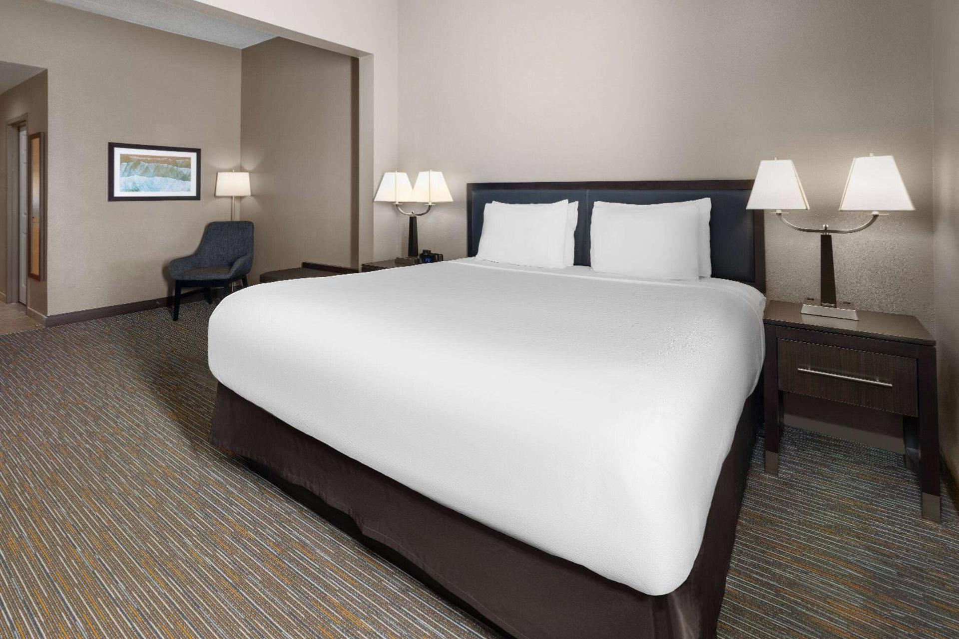 La Quinta Inn & Suites by Wyndham Mooresville photo 14