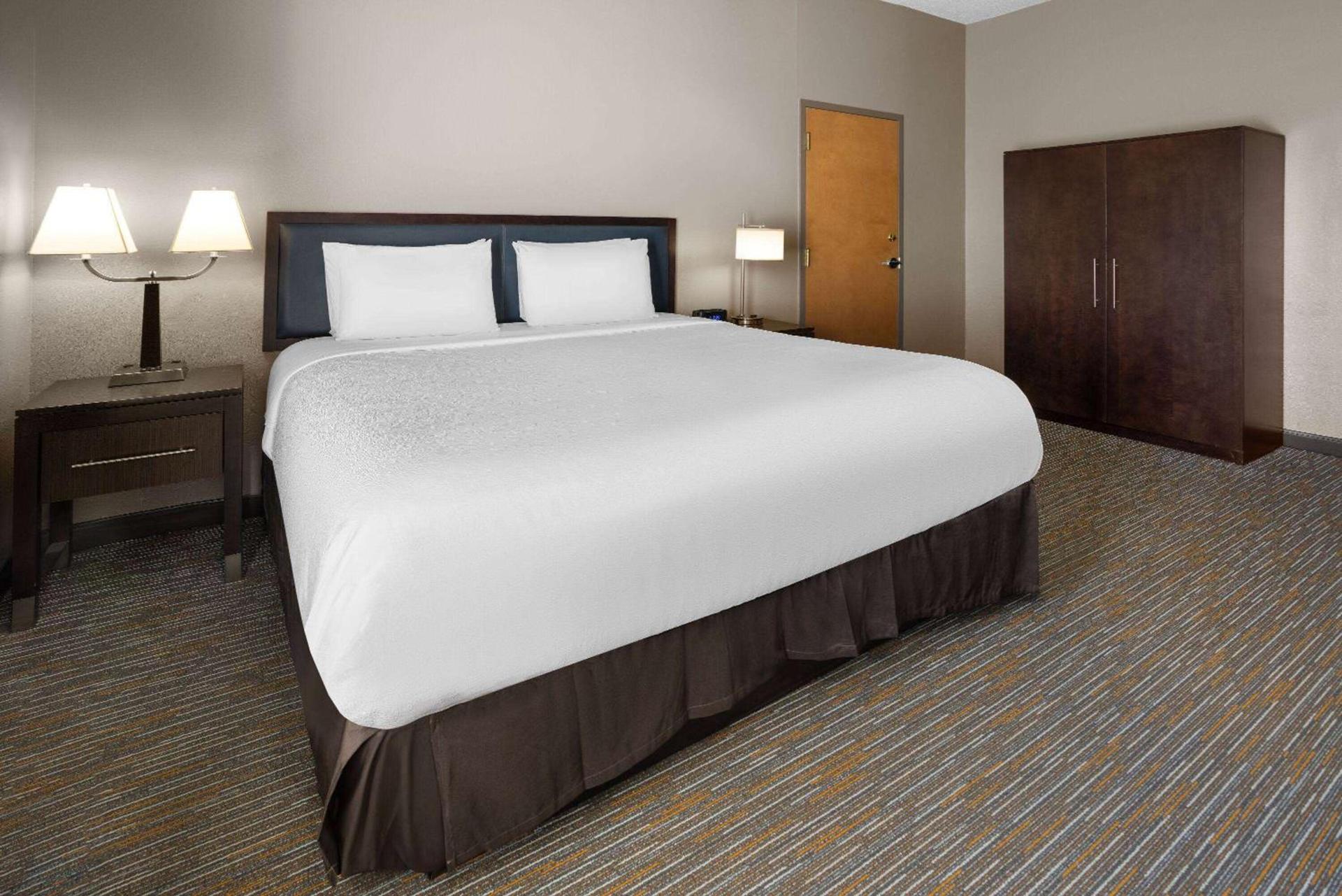 La Quinta Inn & Suites by Wyndham Mooresville photo 19
