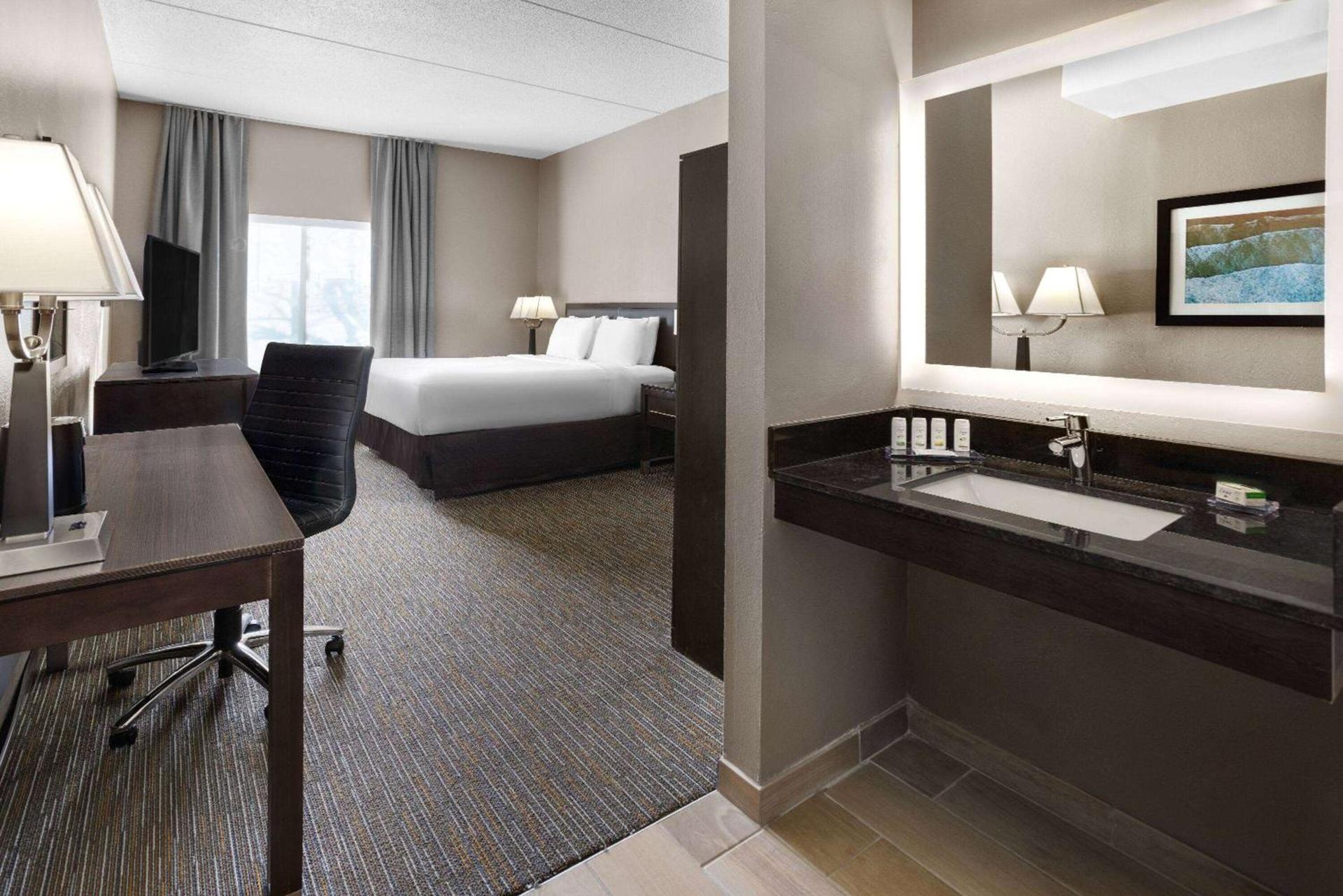 La Quinta Inn & Suites by Wyndham Mooresville photo 20