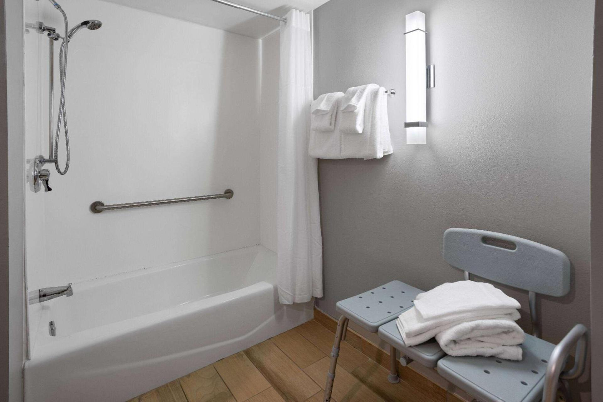 La Quinta Inn & Suites by Wyndham Mooresville photo 22