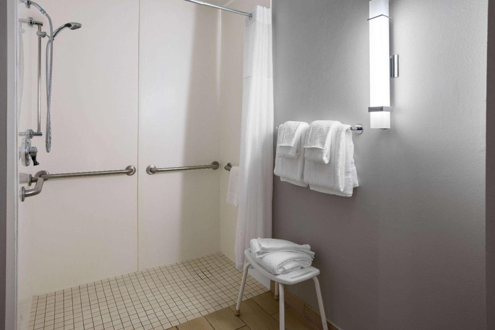 La Quinta Inn & Suites by Wyndham Mooresville photo 23