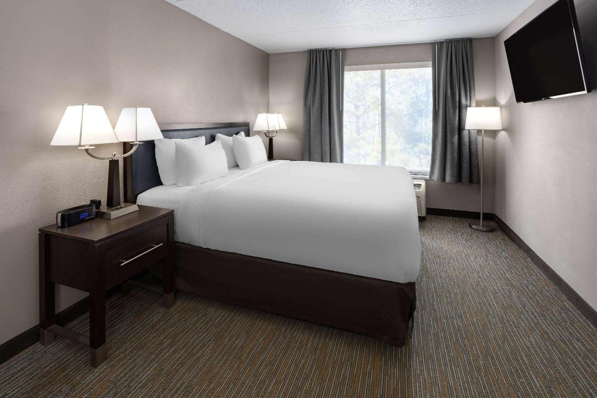 La Quinta Inn & Suites by Wyndham Mooresville photo 24