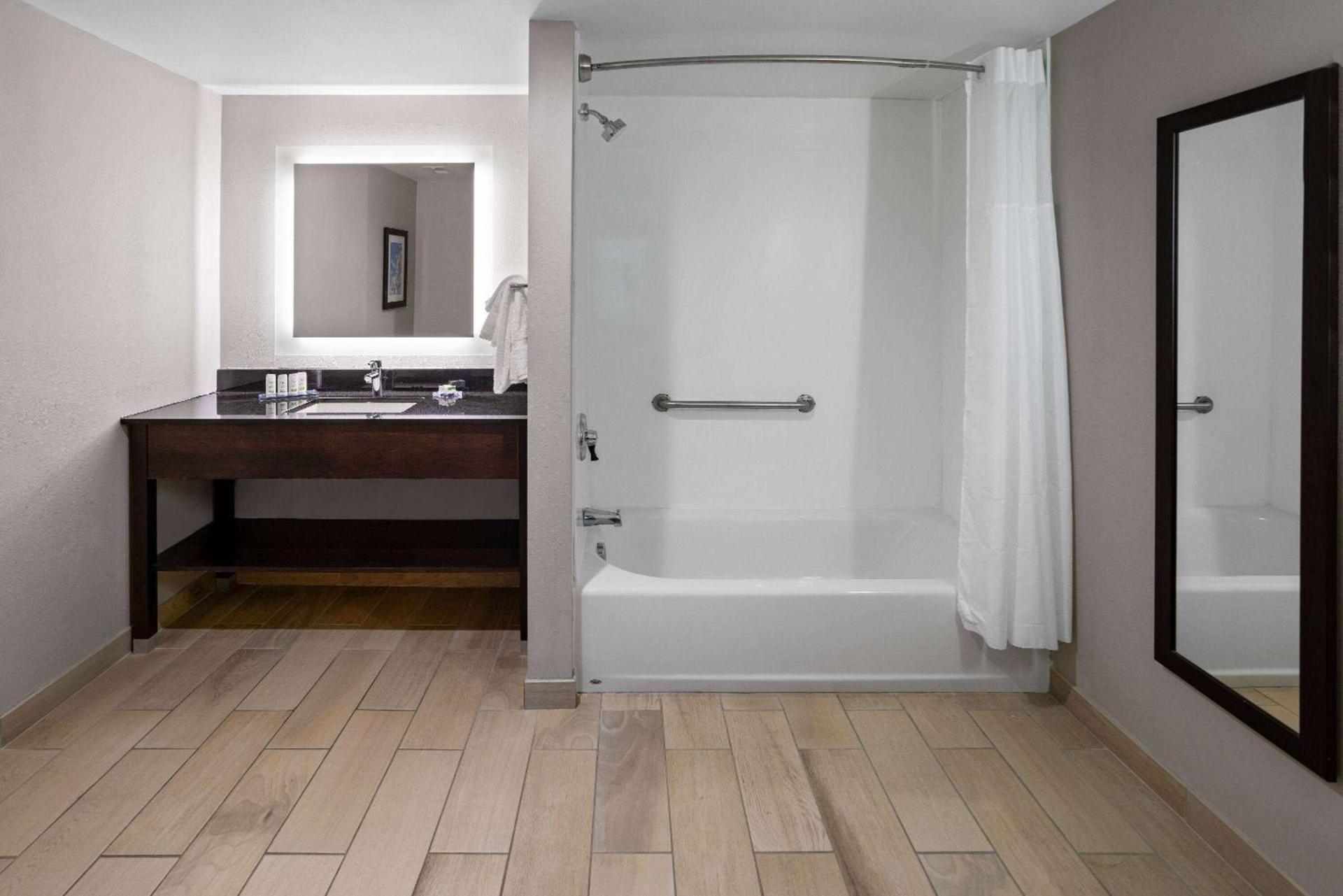 La Quinta Inn & Suites by Wyndham Mooresville photo 27