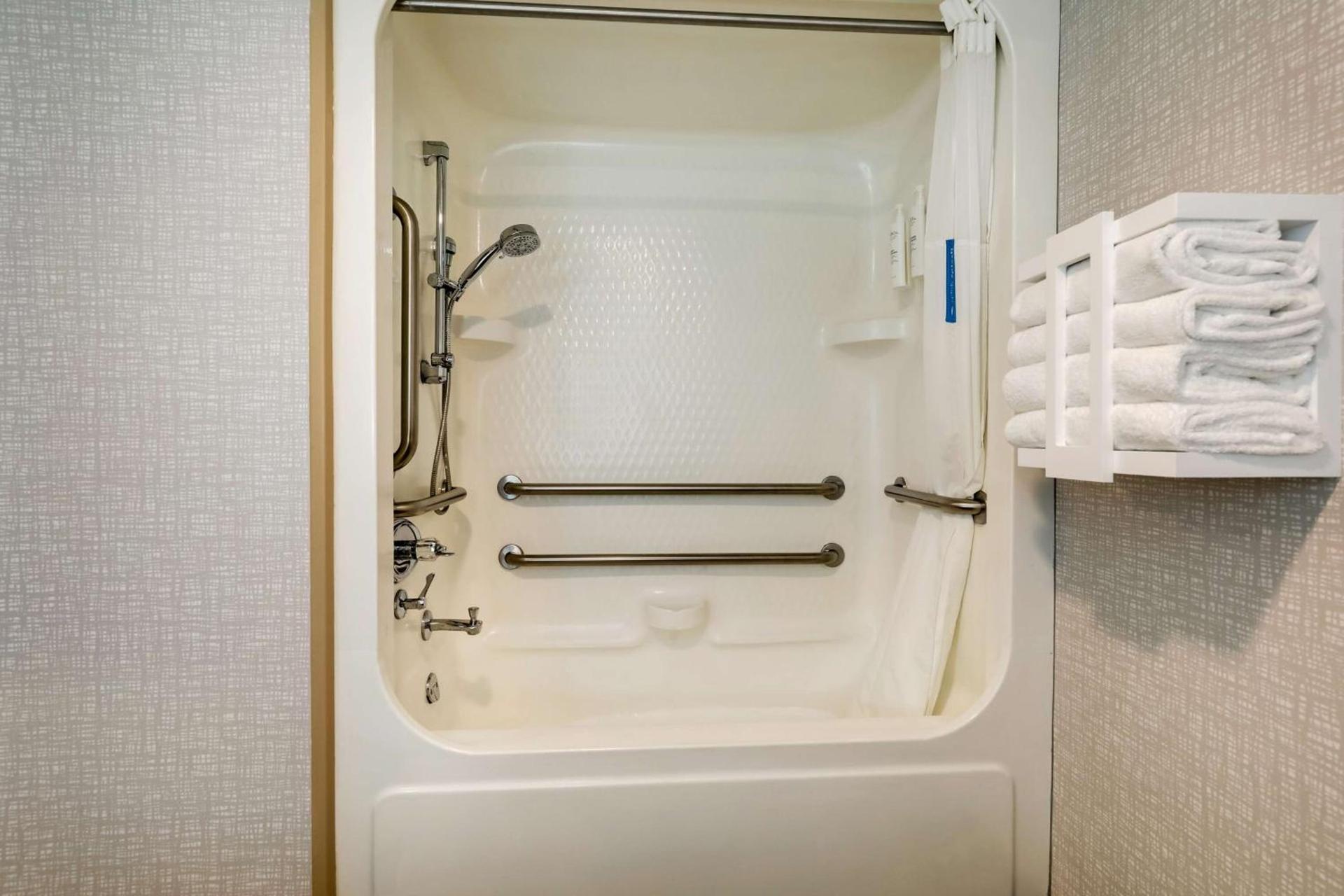 Hampton Inn Lebanon photo 17