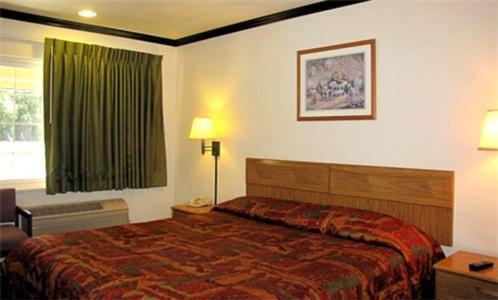Town House Motel photo 8