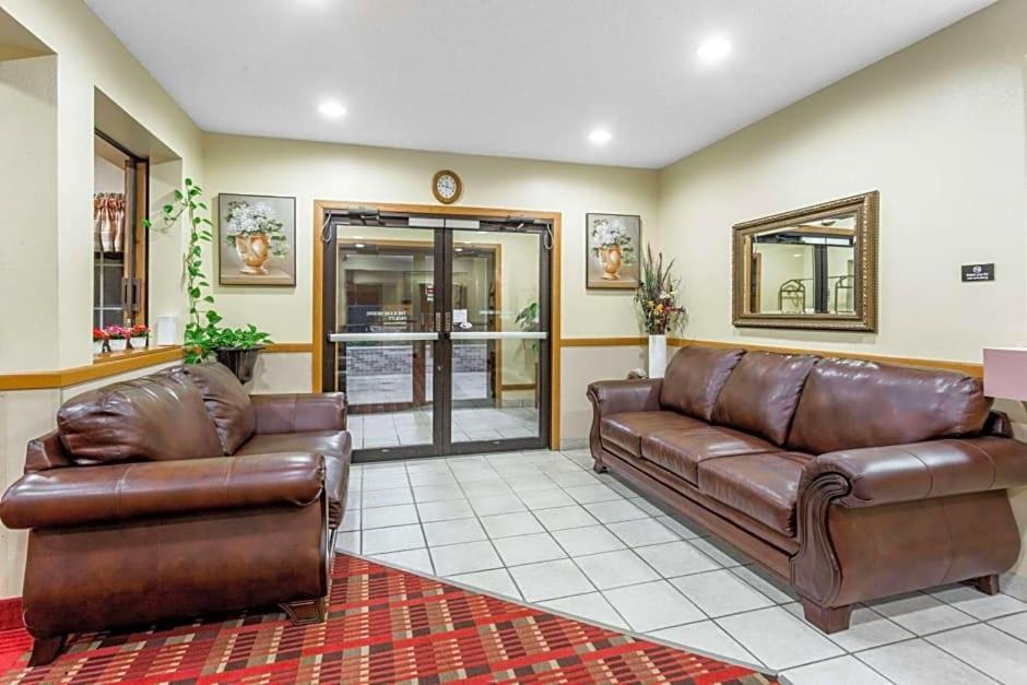 Western Inn & Suites photo 2