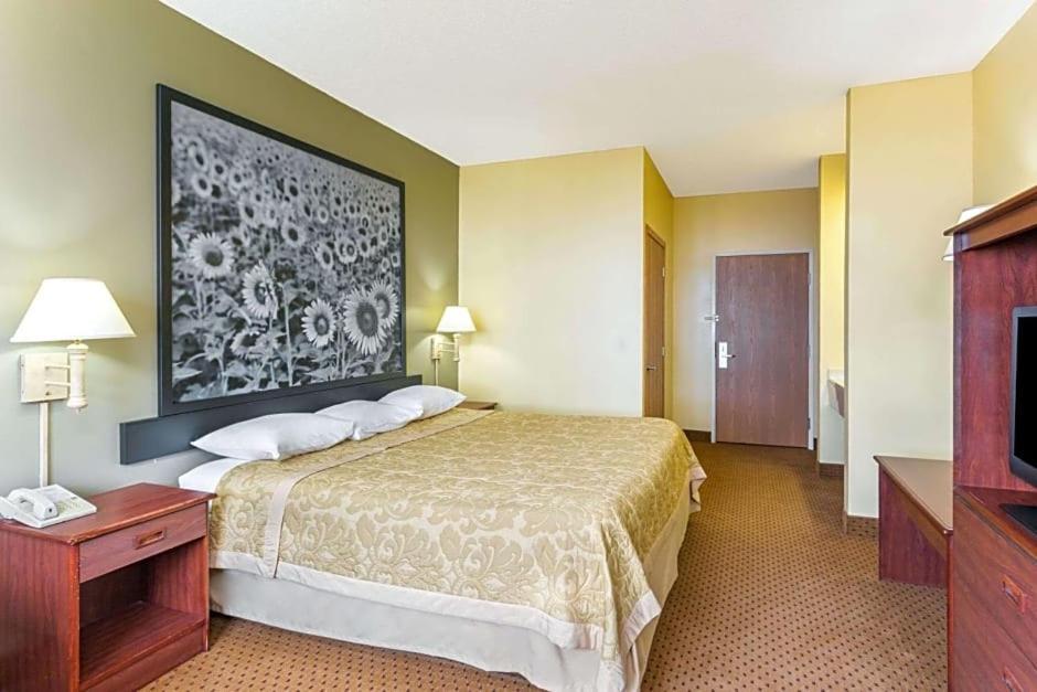 Western Inn & Suites photo 8