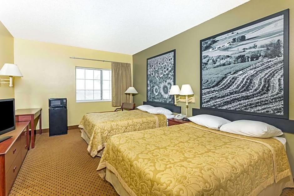 Western Inn & Suites photo 3