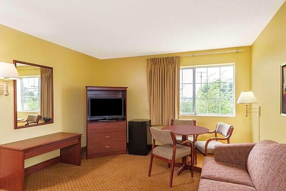Western Inn & Suites photo 10