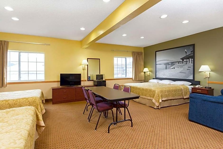 Western Inn & Suites photo 11