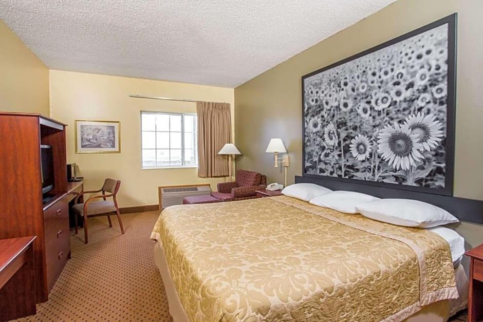 Western Inn & Suites photo 12