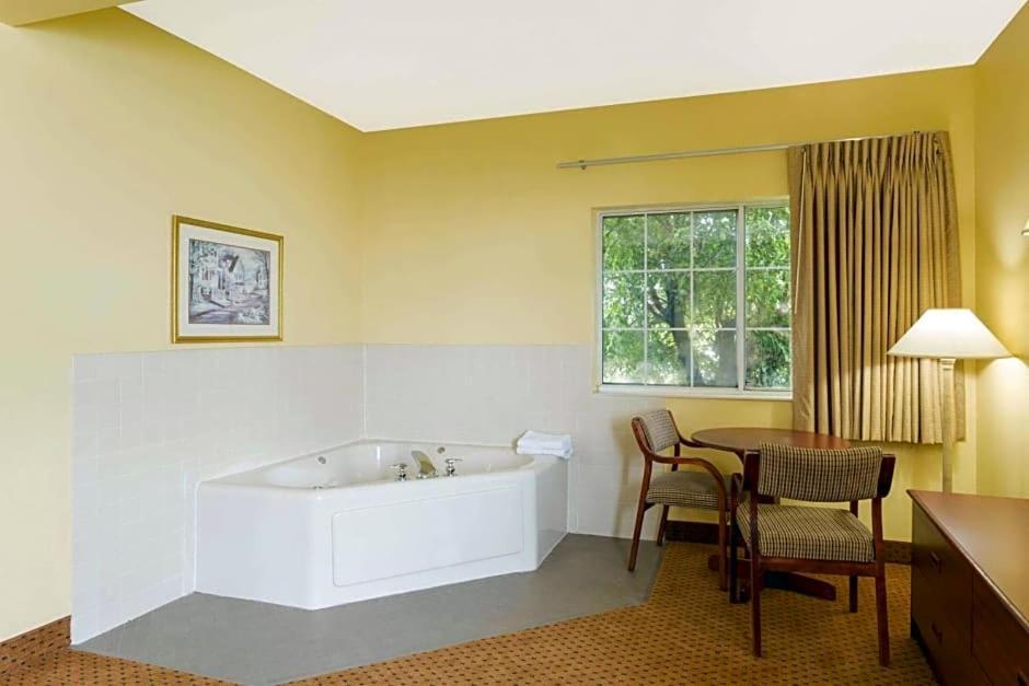 Western Inn & Suites photo 5
