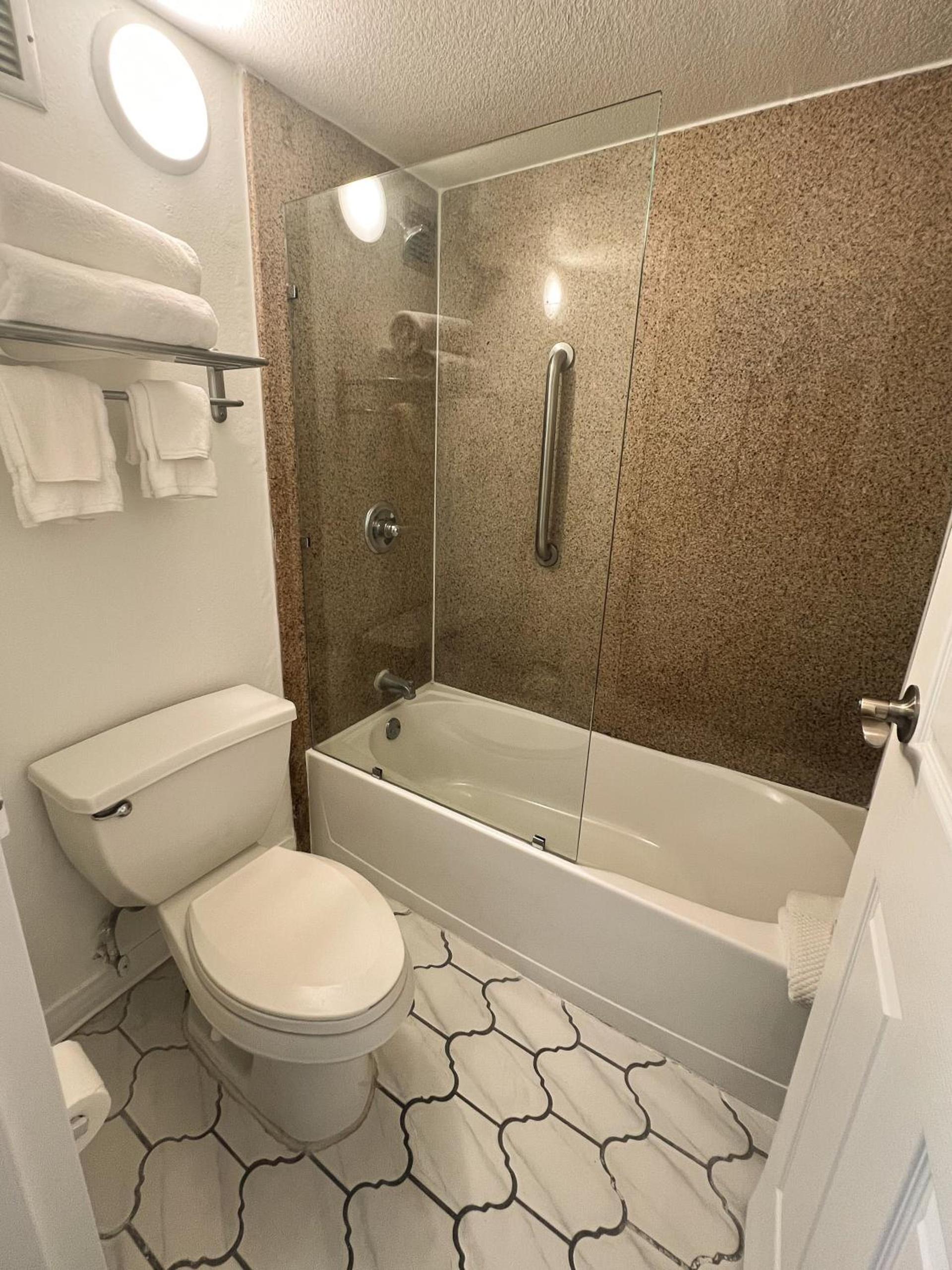 Baymont by Wyndham Orlando North Millenia photo 21