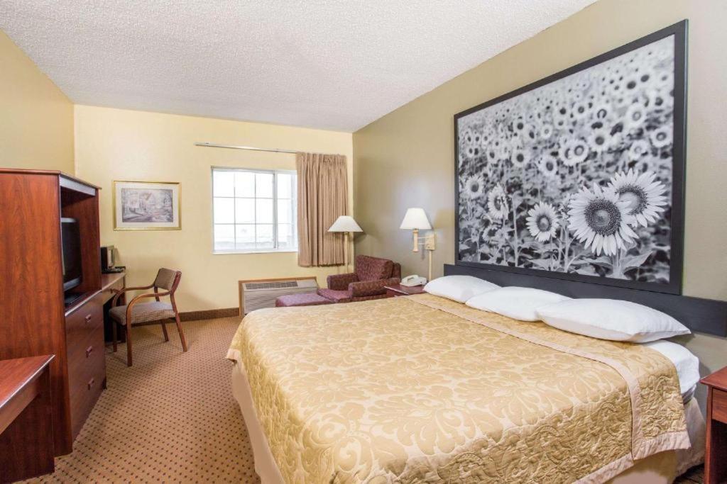 Western Inn & Suites photo 6