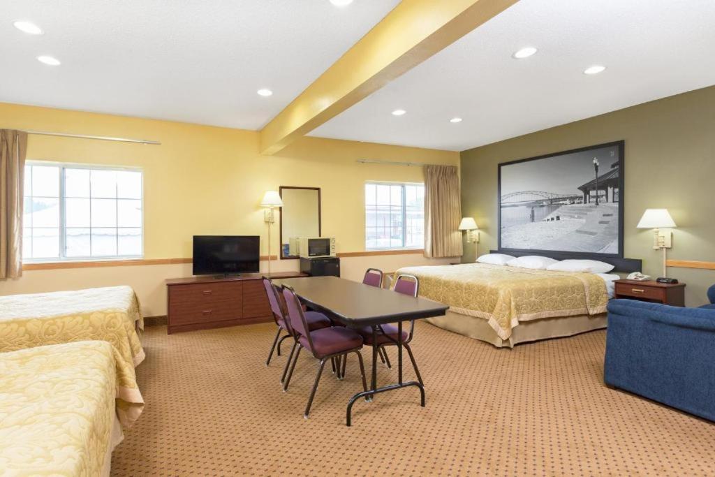 Western Inn & Suites photo 4