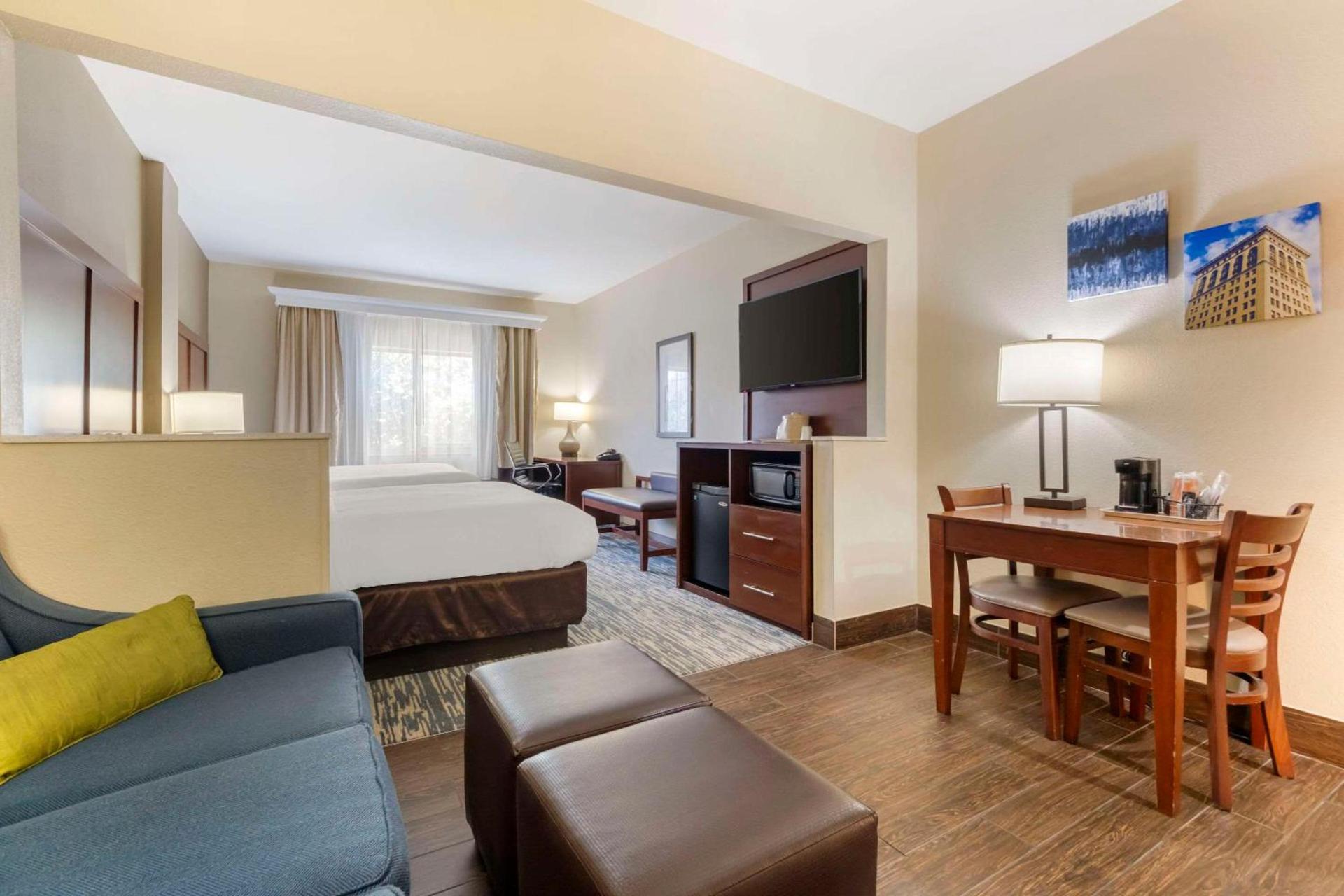 Comfort Suites Keeneland photo 23