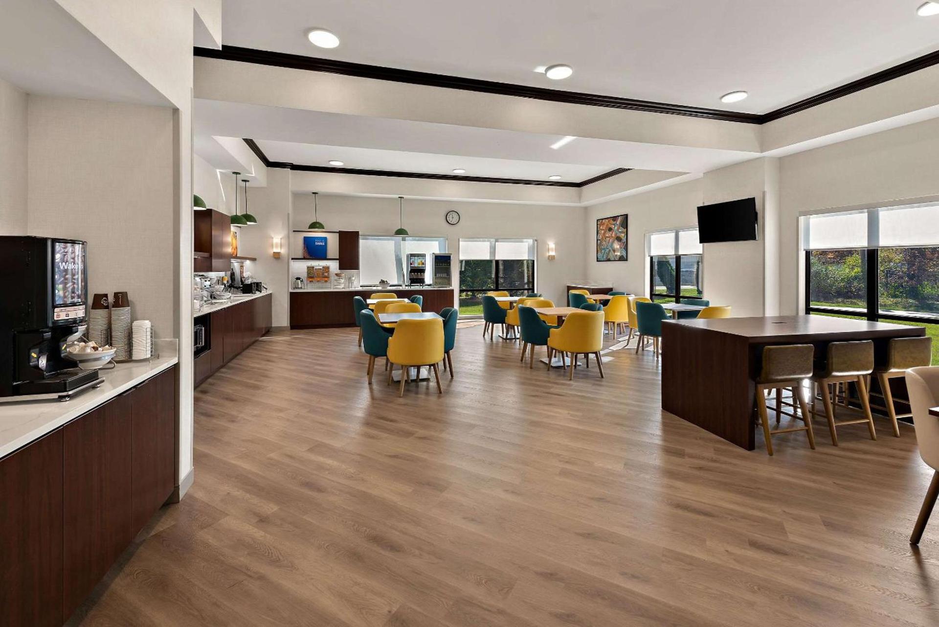 Comfort Suites Columbus East Broad photo 40
