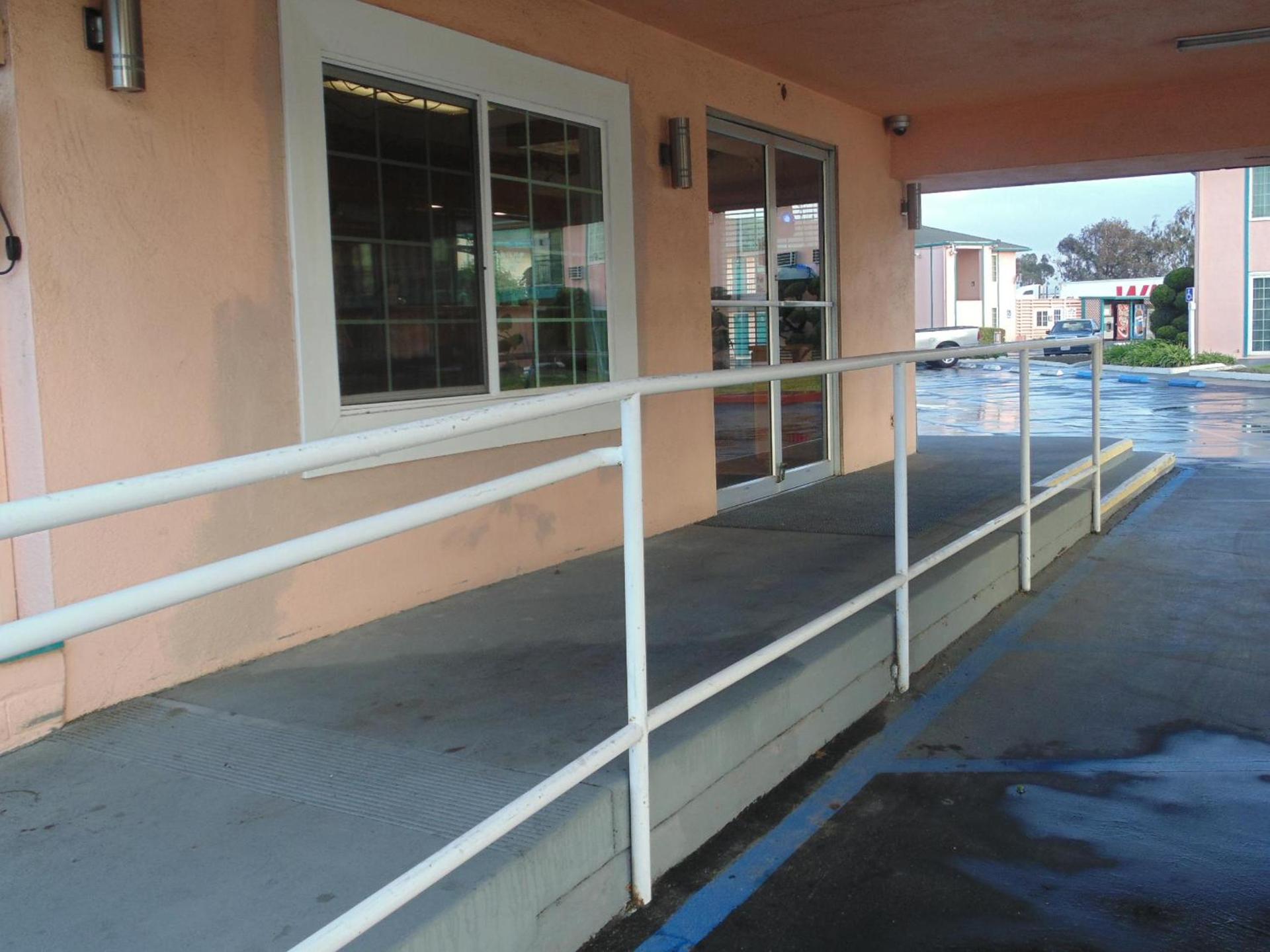 Inns of California Salinas photo 17