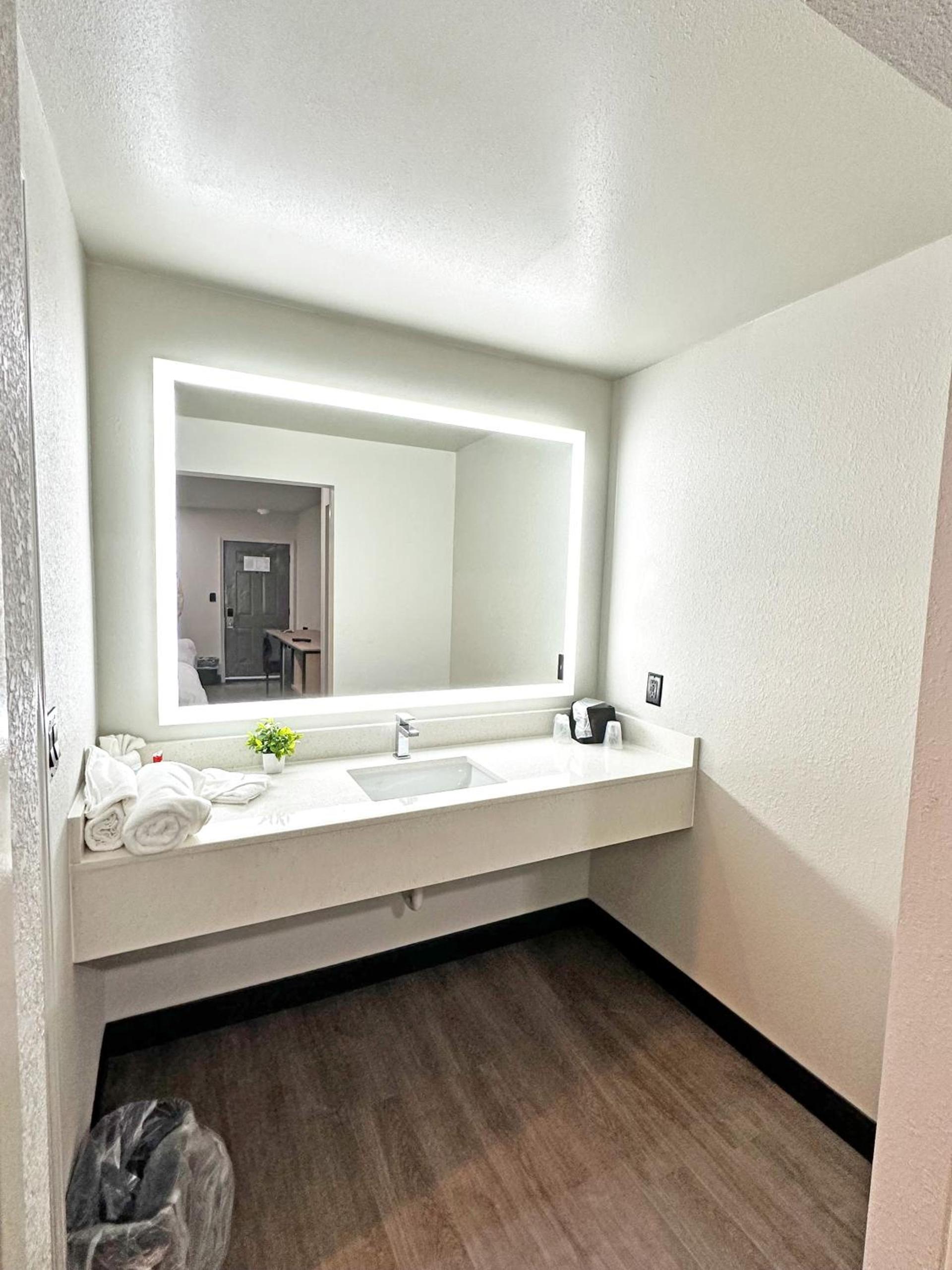 Imperial Suites, Adults Only photo 3