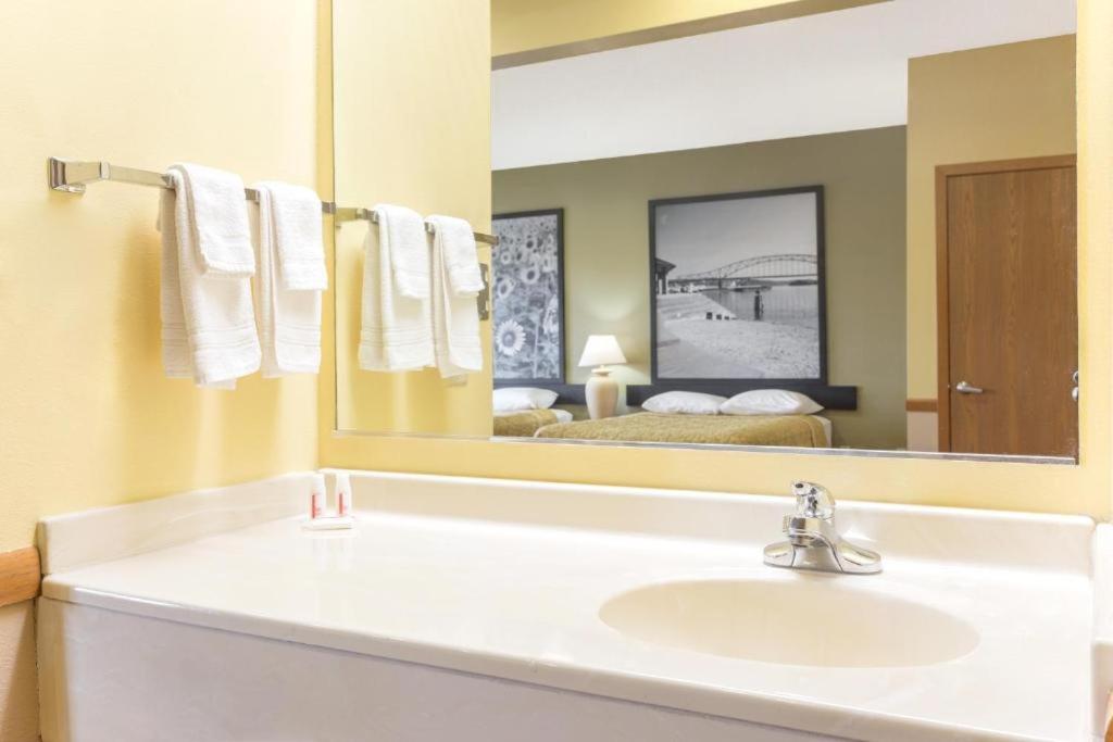 Western Inn & Suites photo 16