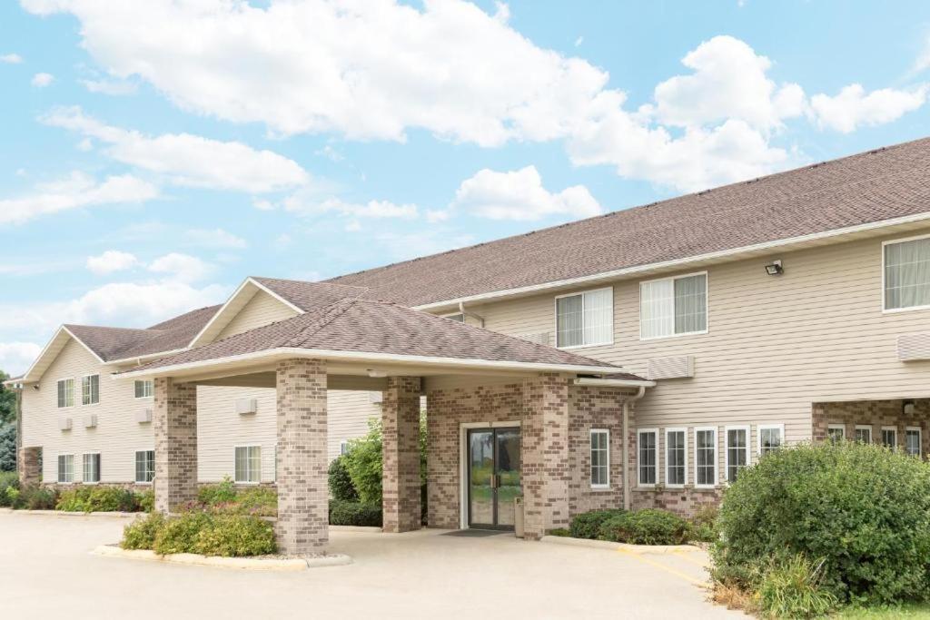 Western Inn & Suites photo 1