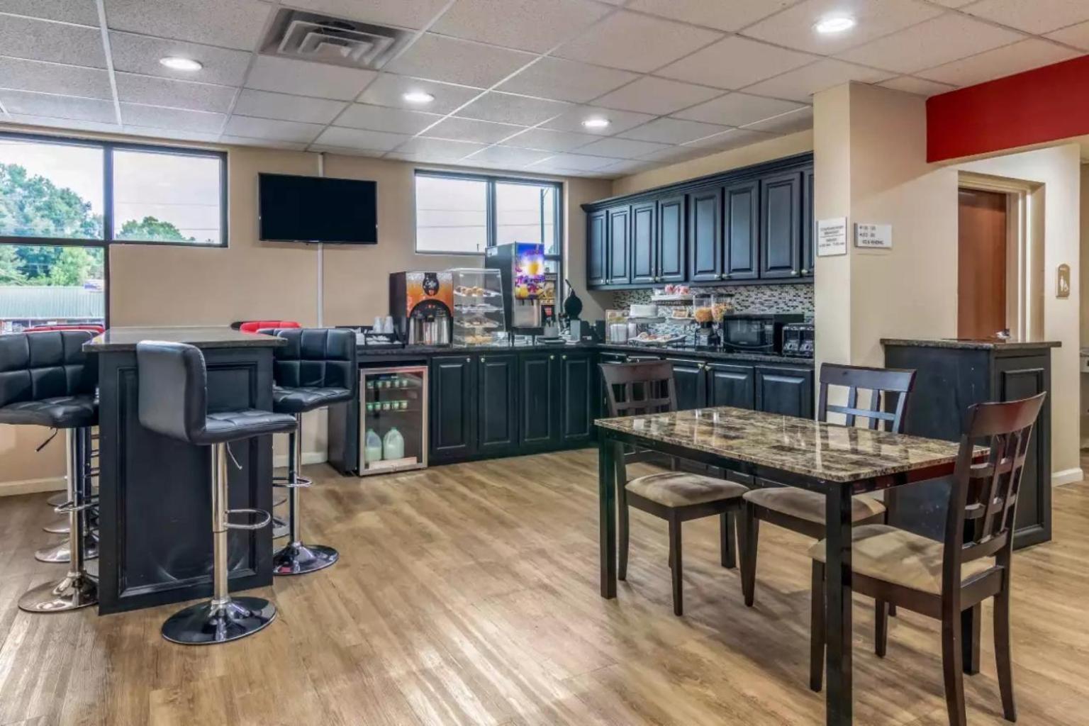 Americas Best Value Inn Opelika photo 4