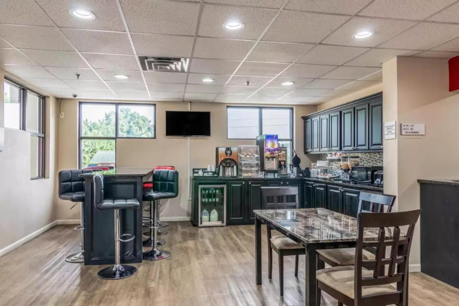 Americas Best Value Inn Opelika photo 3