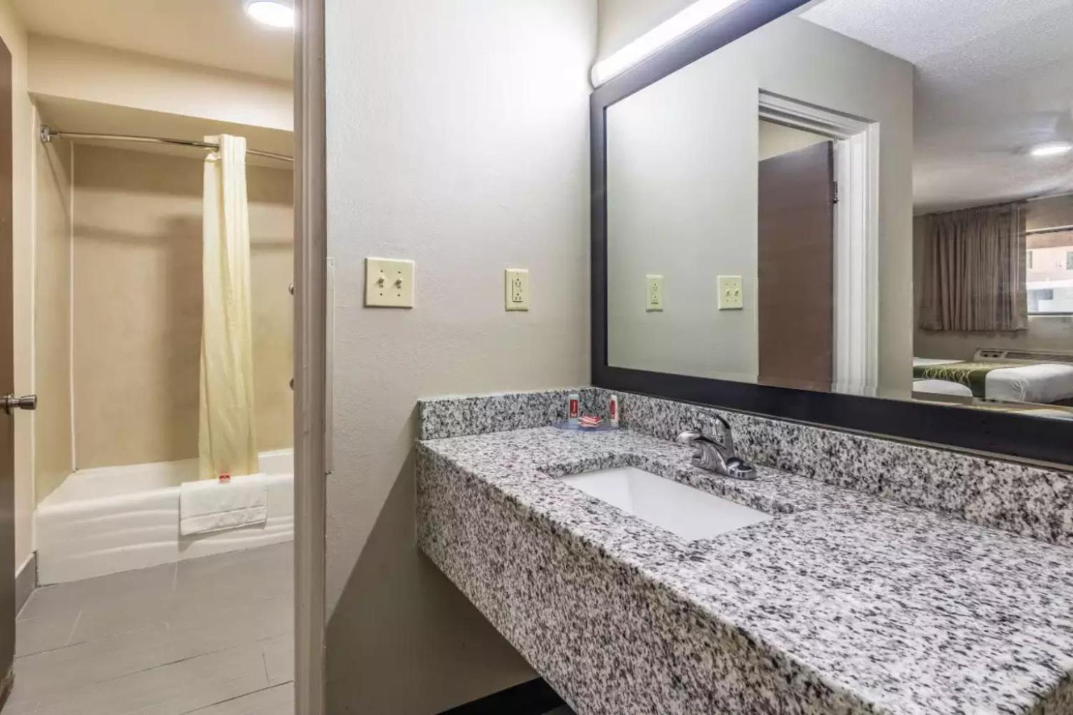 Americas Best Value Inn Opelika photo 16