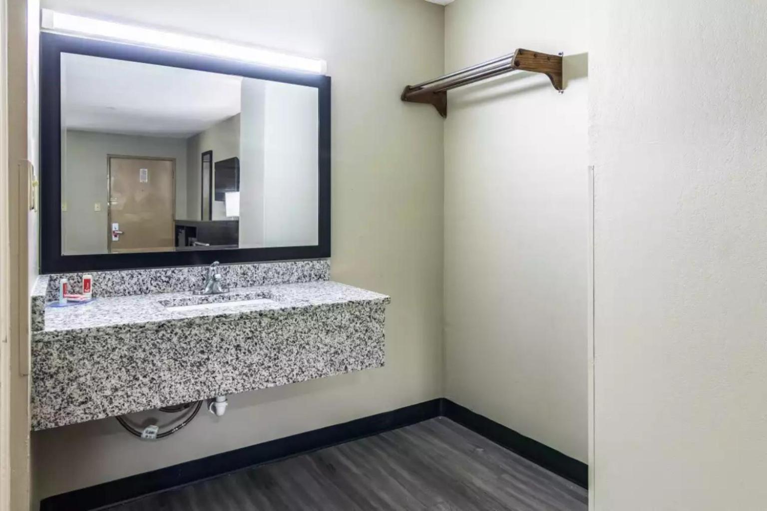 Americas Best Value Inn Opelika photo 14