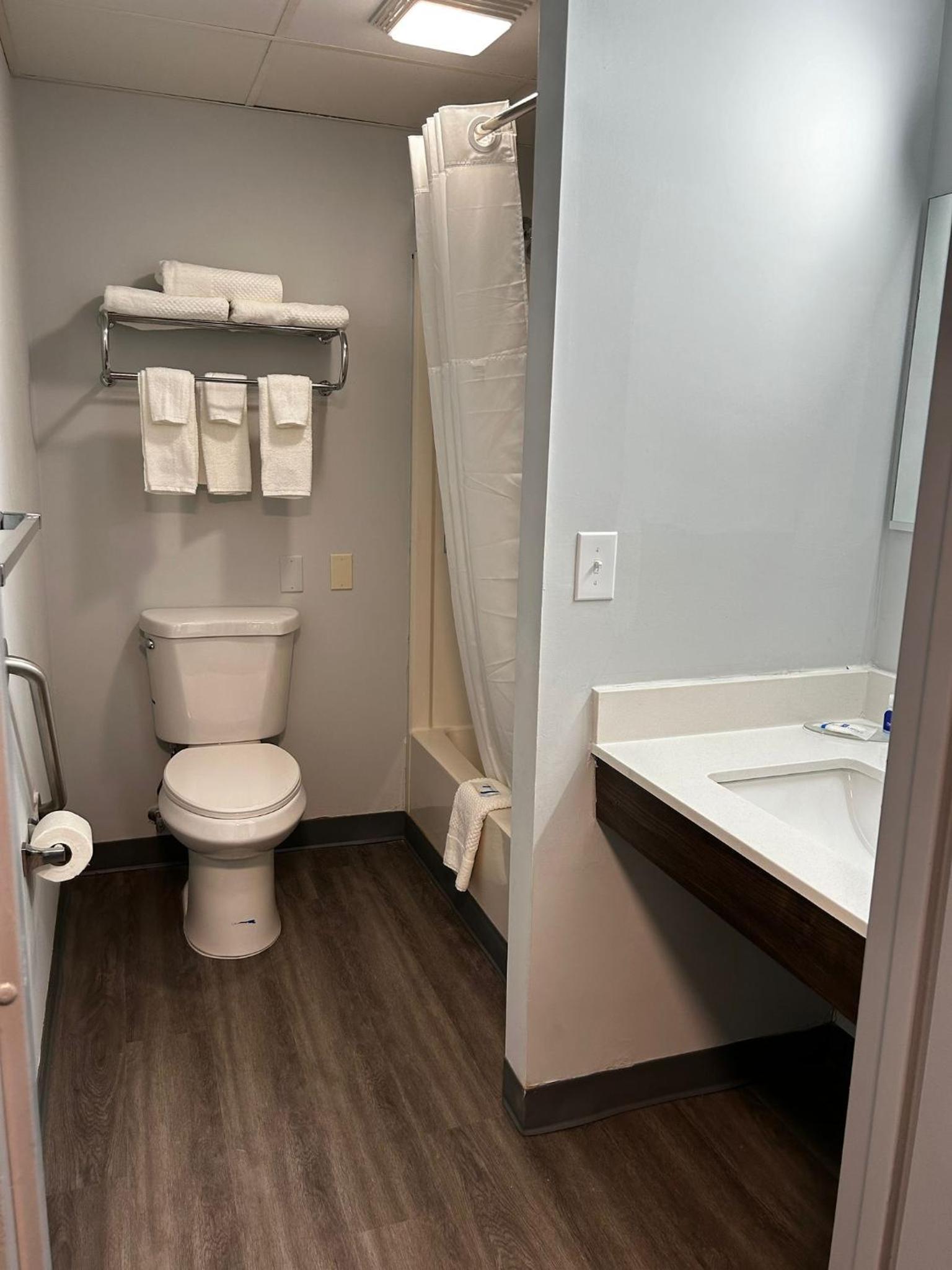 Clemmons Inn & Suites photo 21
