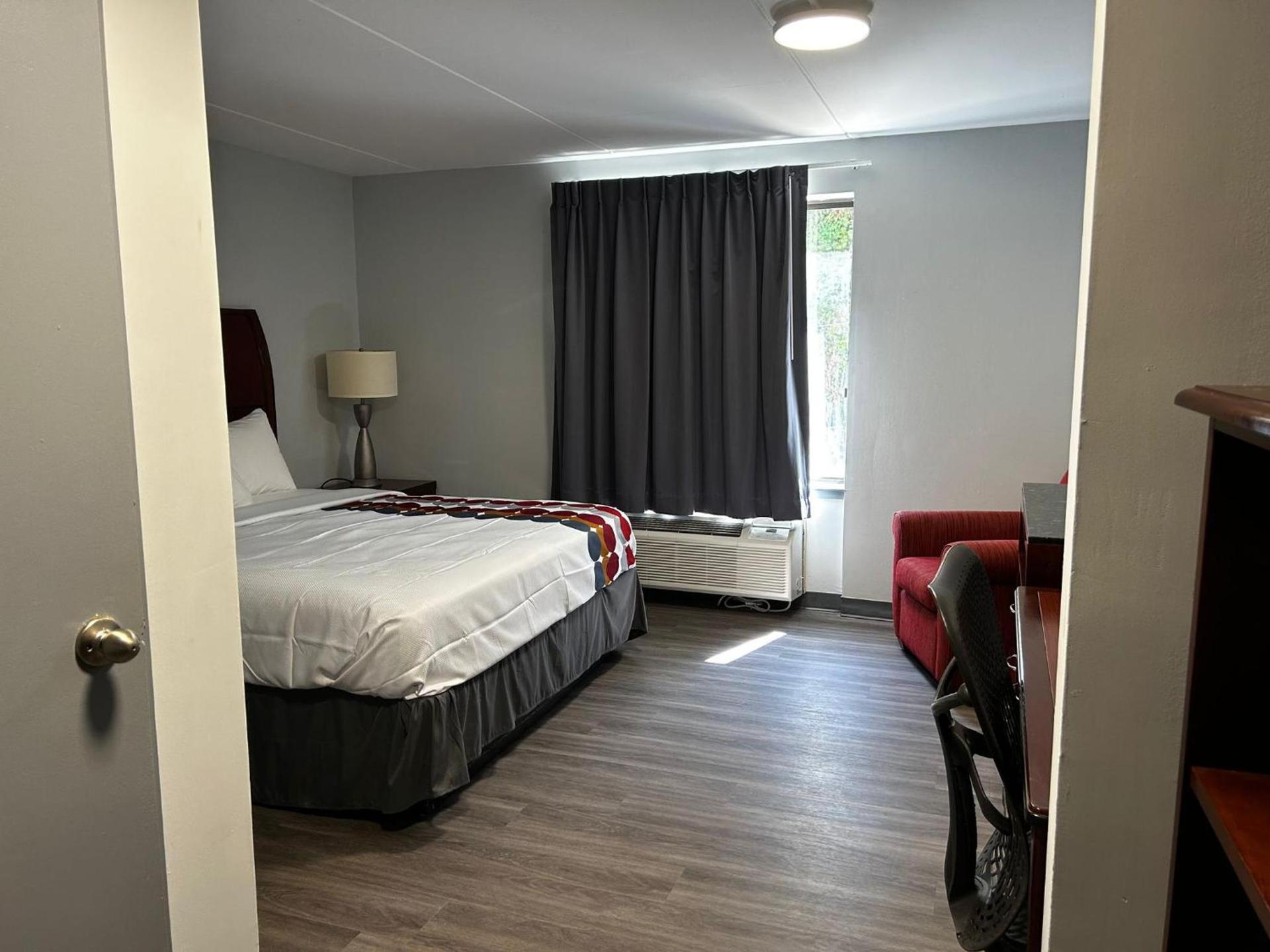 Clemmons Inn & Suites photo 23