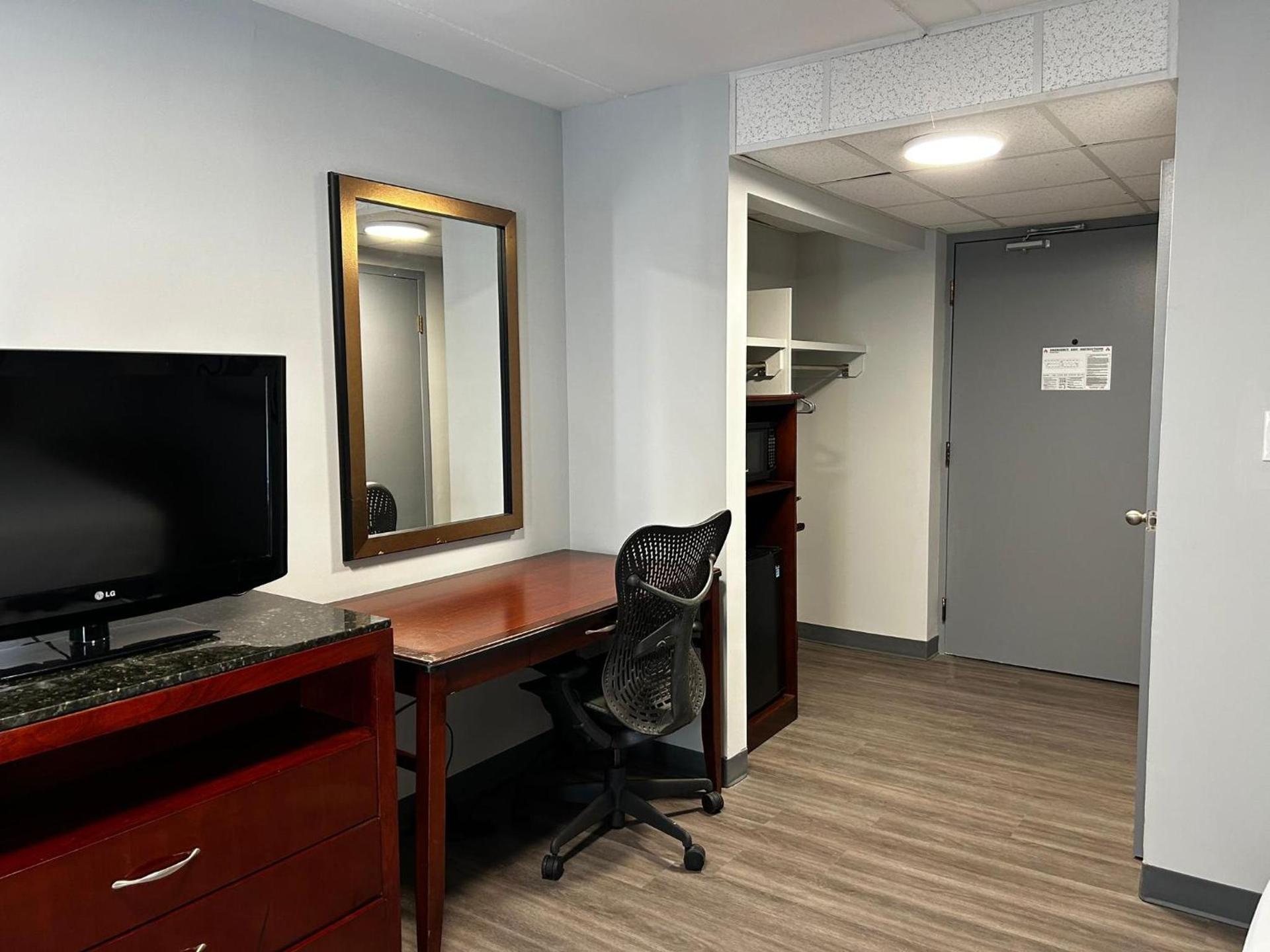 Clemmons Inn & Suites photo 22