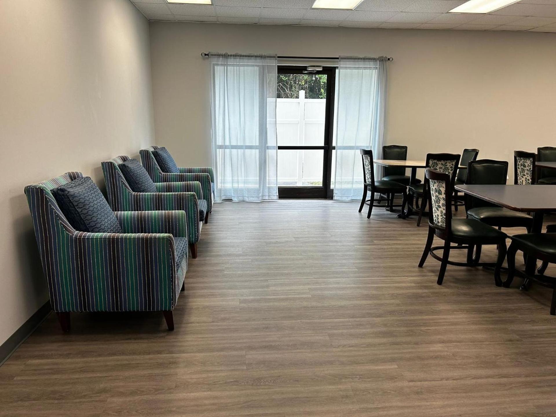 Clemmons Inn & Suites photo 13